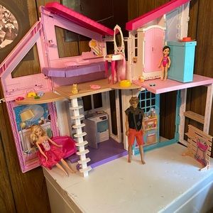 Barbie Malibu house With Barbies and accessories